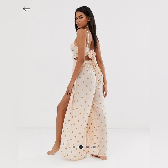 SOLD ❌ ASOS DESIGN tie back beach jumpsuit with wrap legs in metallic spot print - Picture 4 of 10